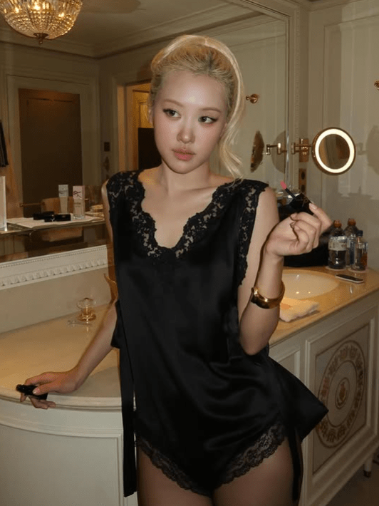 Penampilan Rose langsung menjadi trending topic di berbagai platform media sosial, dengan banyak penggemar dan fashion enthusiast memuji keberaniannya