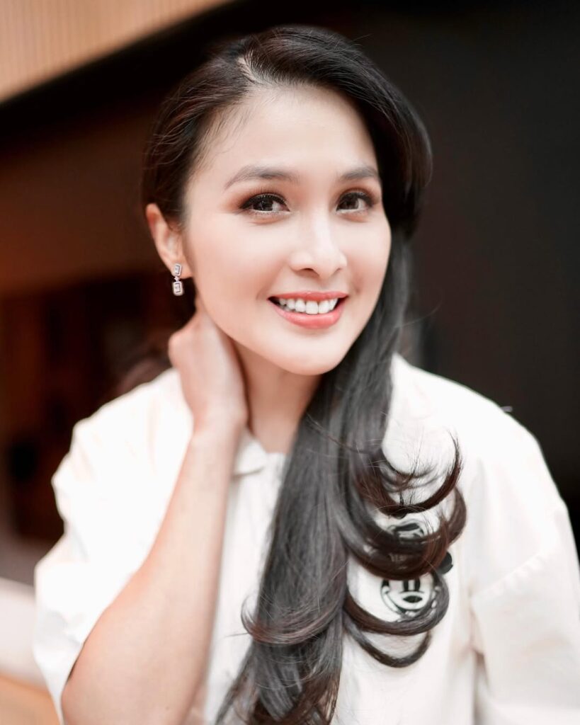 Meskipun tidak hadir langsung dalam sidang, Sandra Dewi melalui kuasa hukumnya menyampaikan surat pencabutan yang juga ditandatangani oleh kerabatnya, Kartika Dewi dan Raymond Gunawan.