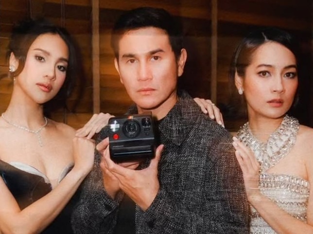 Shutter mengisahkan Darwin, seorang fotografer muda yang hidupnya berubah drastis setelah mengalami kecelakaan tragis bersama kekasihnya, Pia.