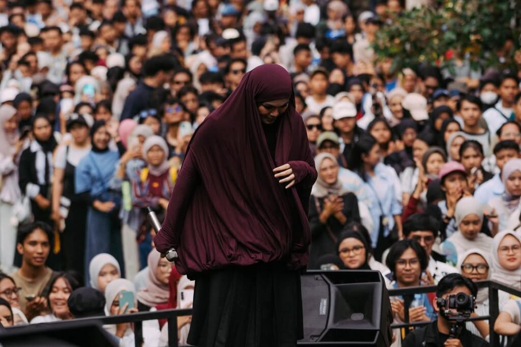 Di media sosial, muncul komentar yang menyebut bahwa wanita berhijab syar’i seharusnya tidak tampil menyanyi di depan umum.