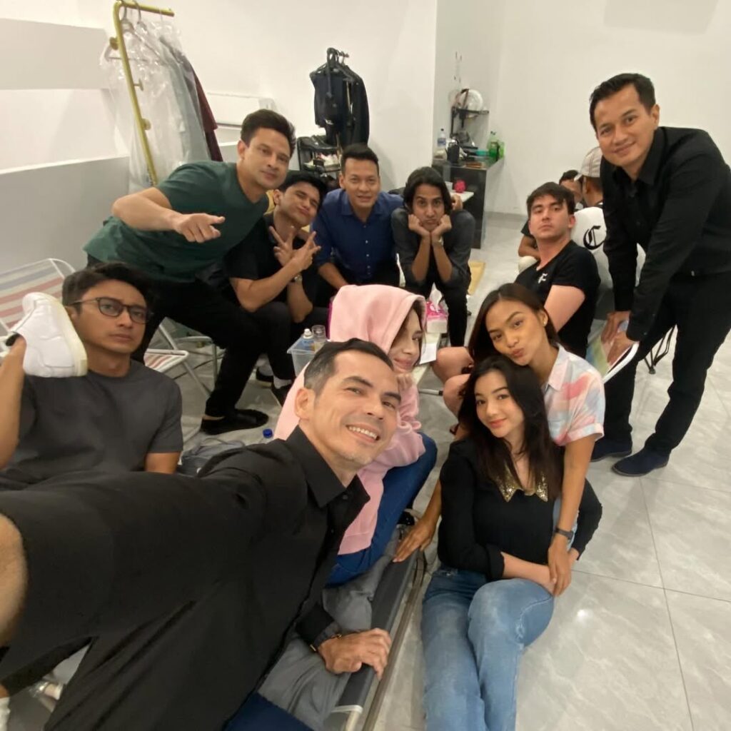 Cerita Terbelenggu Rindu berpusat pada kehidupan rumah tangga Amira dan Biru yang tampak harmonis di permukaan, namun menyimpan banyak luka dan ketidakjujuran.