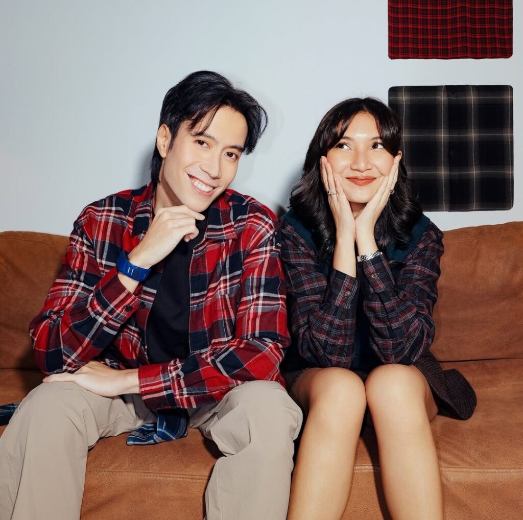 Dengan sentuhan flannel Uniqlo yang timeless, Vidi dan Sheila menghadirkan perpaduan gaya yang modern namun tetap grounded.