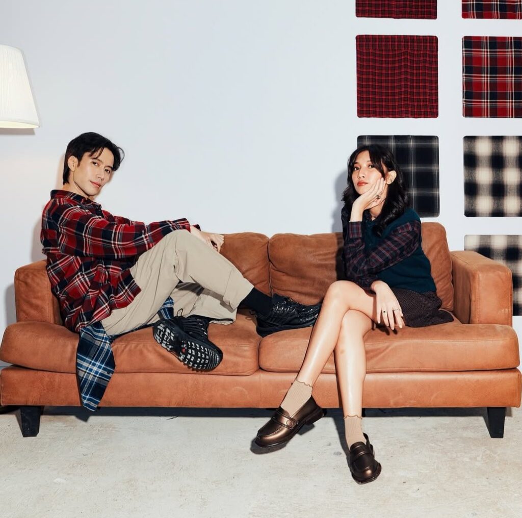 Vidi tetap dengan flannel merah khasnya, sementara Sheila tampil manis dengan outfit yang sama namun dalam vibe lebih lembut