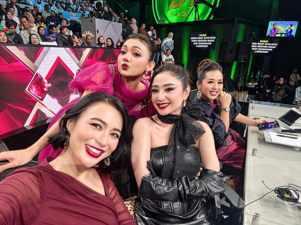 Kini, Wika Salim jauh dari kehidupan masa kecilnya yang penuh keterbatasan. Ia telah memiliki kehidupan yang lebih mapan, dengan kemampuan finansial yang jauh lebih stabil. 