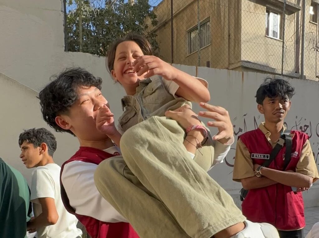 Potret kebersamaannya dengan Misch bukan hanya viral, tetapi juga membuka mata publik tentang realitas anak-anak di zona konflik.