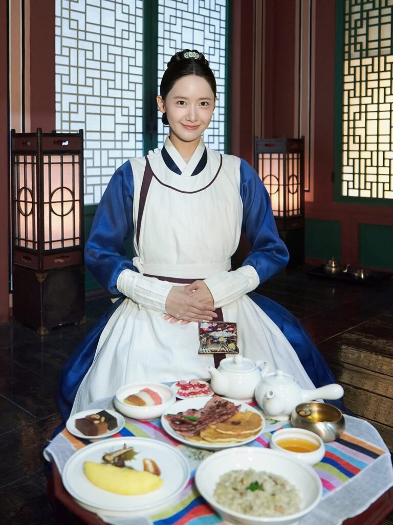 Yoona bahkan masuk sekolah kuliner tiga bulan sebelum syuting dimulai, mempelajari teknik dasar dan filosofi memasak dari para profesional.
