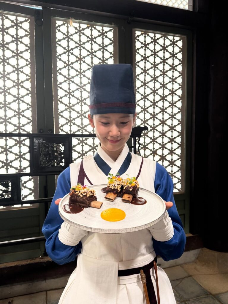 Drama ini menggabungkan elemen romansa, komedi, kuliner, dan sageuk (drama sejarah) dalam 12 episode yang padat dan berkesan