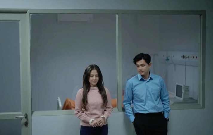 Zara memerankan karakter Adila, seorang sekretaris muda yang pekerja keras dan penuh tanggung jawab terhadap keluarganya.