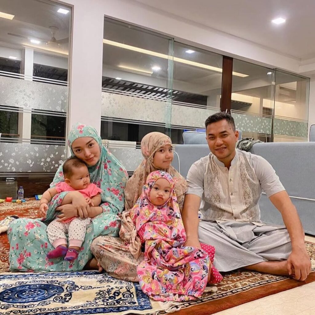 Kini, Zaskia Gotik bukan hanya dikenal sebagai pedangdut papan atas, tapi juga seorang pengusaha yang sukses. Zaskia juga sudah mengubah penampilannya dengan hijab elegan.