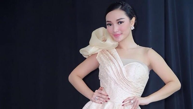 Sebelum menjadi artis terkenal, Zaskia menjalani berbagai pekerjaan kecil. Ia pernah berjualan manisan cermai dan jambu di depan rumah demi menambah penghasilan keluarga.