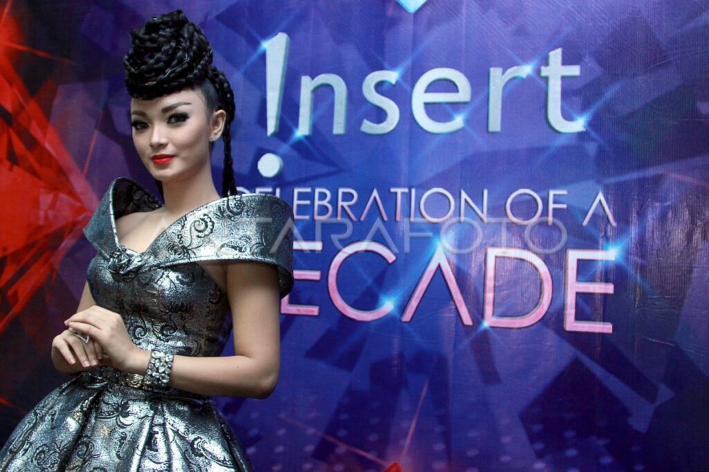 Tekadnya untuk mengubah nasib membuat Zaskia tak pernah berhenti berjuang. Ia terus bernyanyi dari kampung ke kampung, hingga akhirnya dilirik oleh seorang produser dangdut.