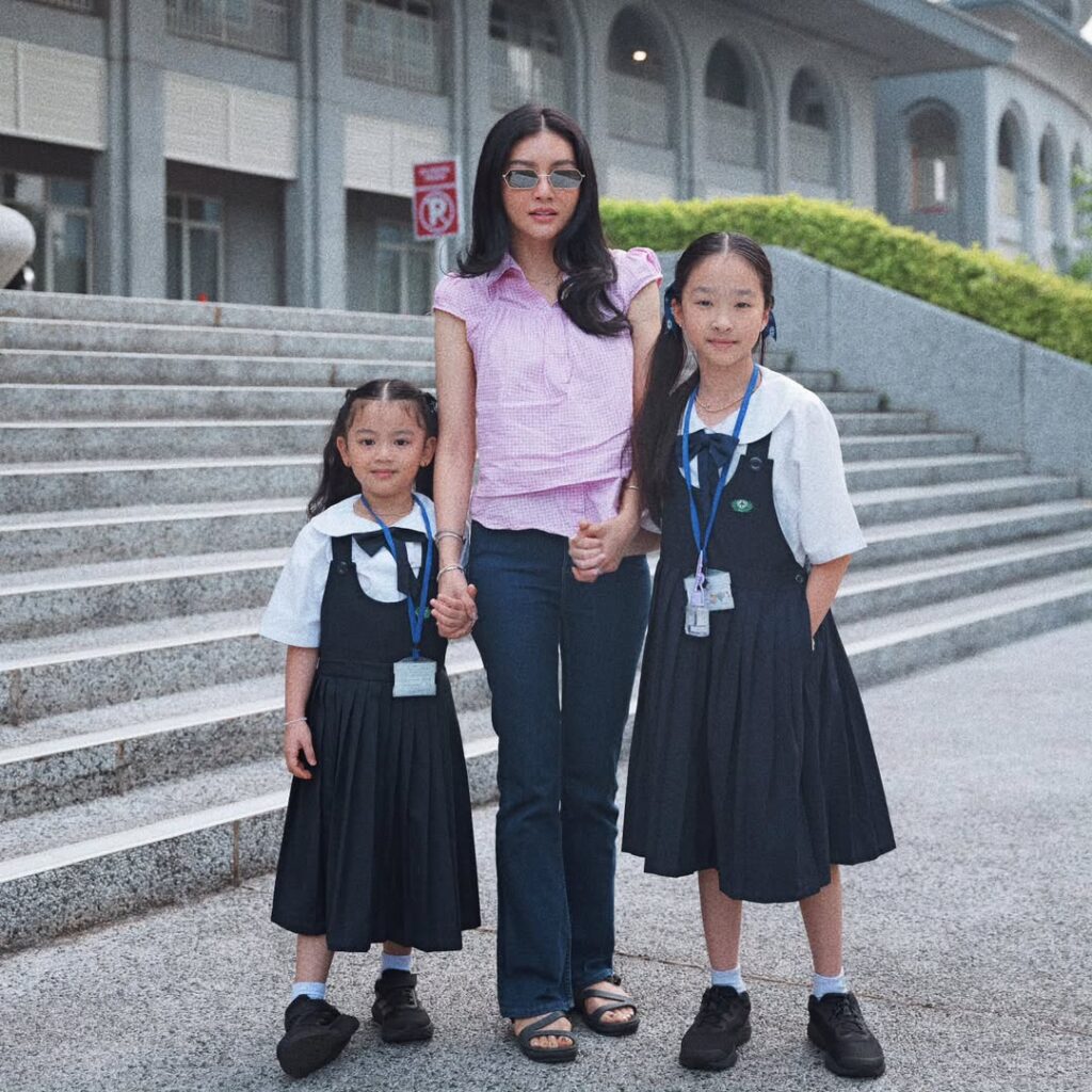 Ungkapan tersebut sontak membuat Gio dan Sarwendah terdiam haru, memperlihatkan bahwa hubungan mereka telah berkembang menjadi lebih dari sekadar rekan kerja atau teman dekat.