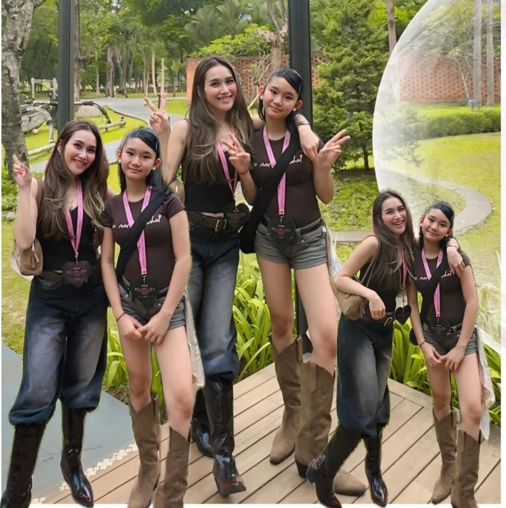 Ayu Ting Ting hadir bersama putrinya, Bilqis Khumairah Razak, dengan tampilan kasual yang tetap modis.