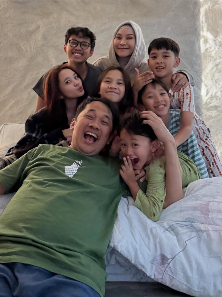 Meski sempat ditegur guru, Zaskia tidak merasa marah. Ia justru menjadikan kejadian tersebut sebagai kenangan manis bersama Sybil.