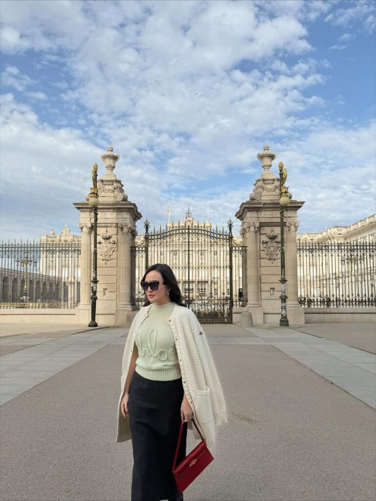 Dalam unggahan yang dibagikan, Shandy tampil memikat dengan busana bernuansa cream dan hitam.