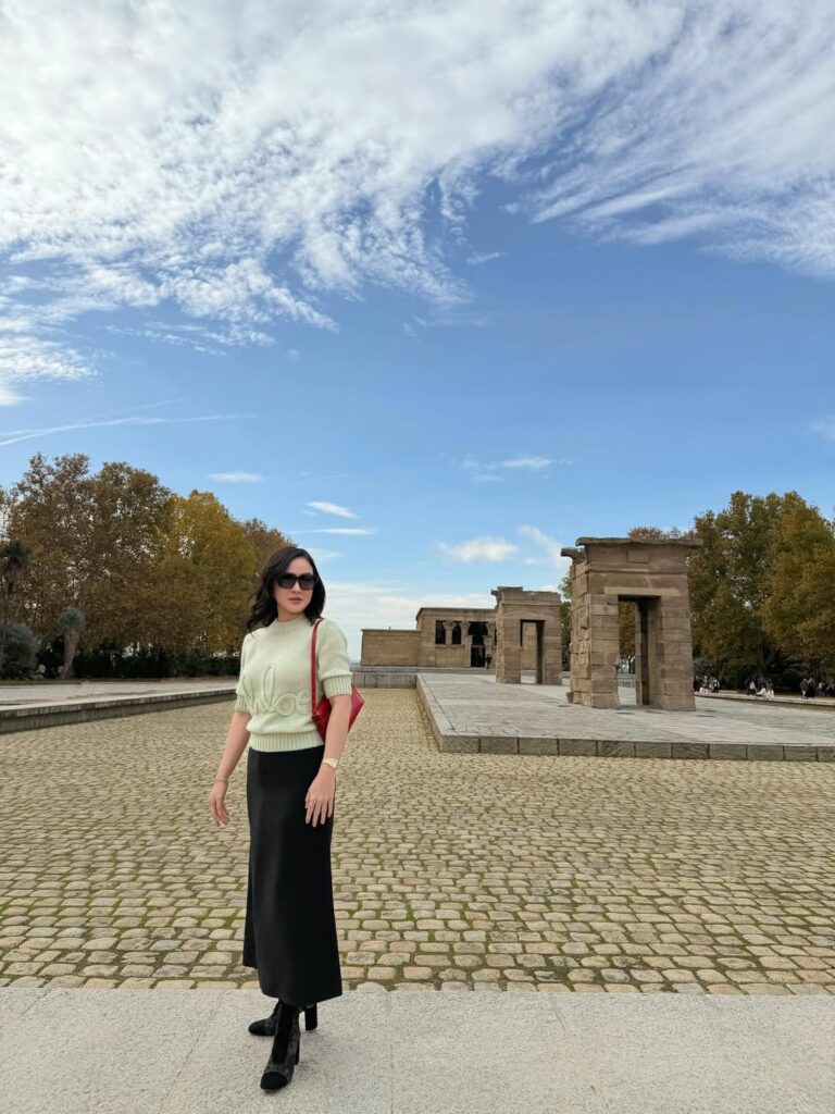 Ia juga terlihat berkunjung ke Kuil Debod, peninggalan bersejarah dari Mesir yang menjadi daya tarik wisata unik di Madrid.