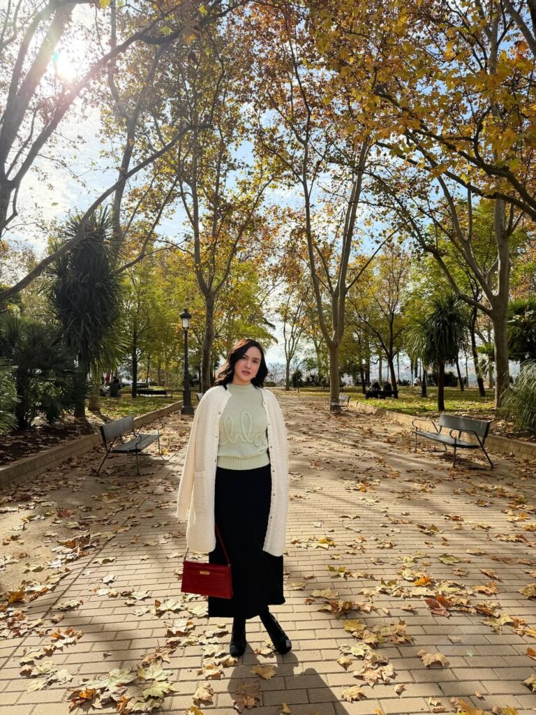 Dalam setiap potret, Shandy menampilkan gaya elegan yang konsisten dengan citra dirinya sebagai aktris.