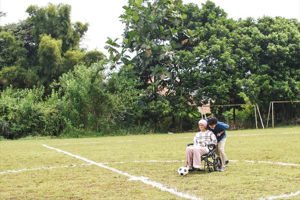 Mawar berhasil menampilkan sisi rapuh sekaligus kuat dari seorang perempuan yang harus menghadapi kenyataan hidup yang berat.