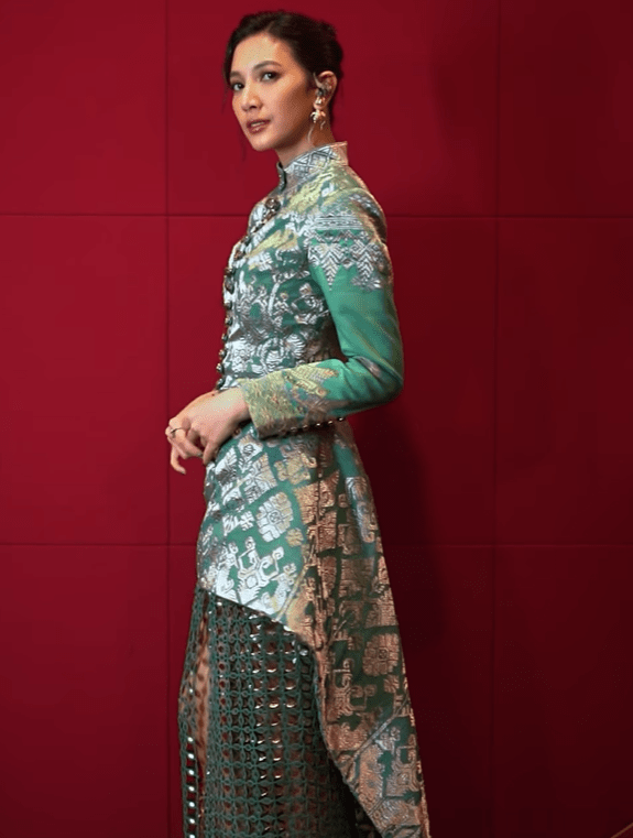 Bawahan rok laser-cut yang dikenakan Sheila menjadi pusat perhatian karena detail motif berlubang yang unik.