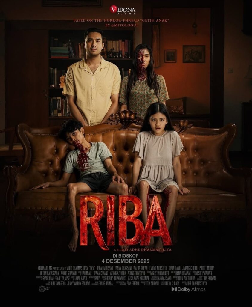 Poster resmi film horor RIBA karya Verona Films memperlihatkan latar kelam dengan wajah tokoh utama Sugi dan simbol ritual pesugihan berdarah.