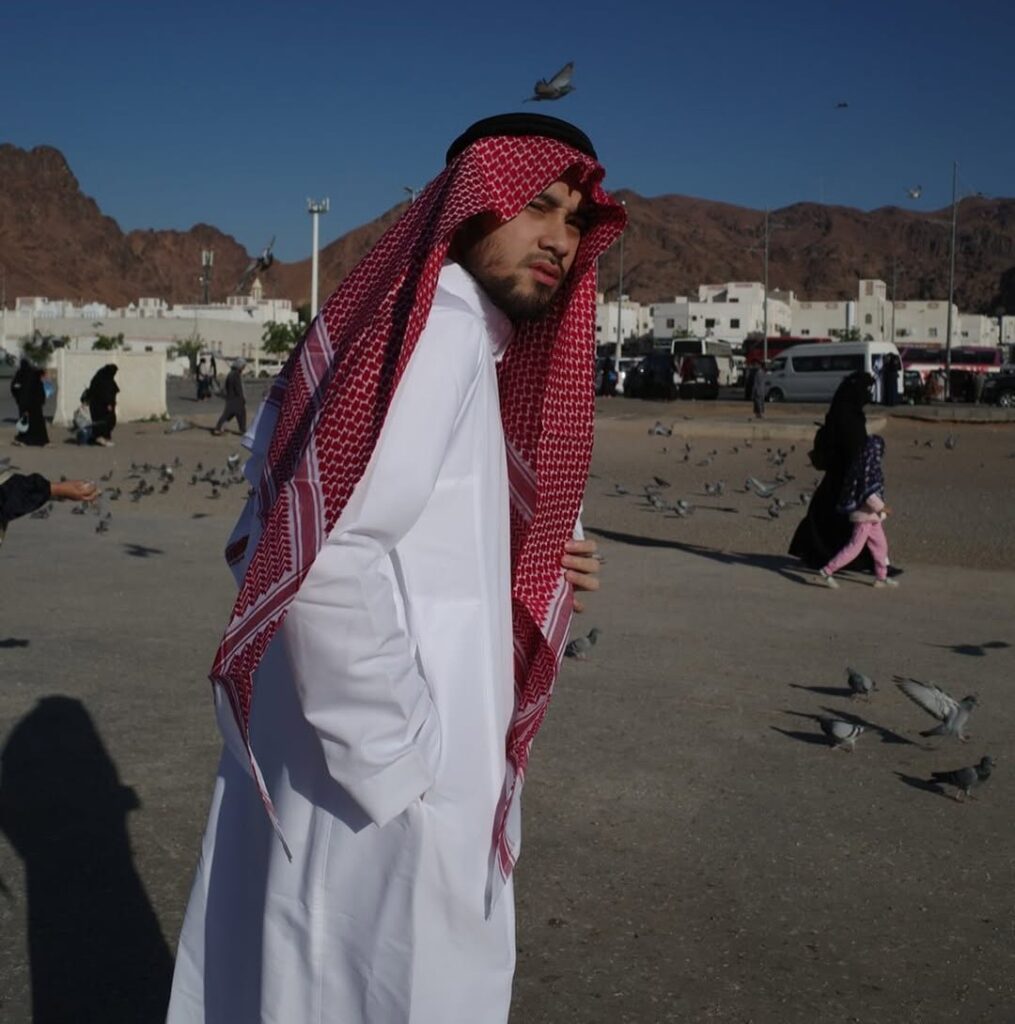 Untuk mendalami karakter Ustaz Reza, Megantara mencari referensi dari tokoh nyata yang dikenal dengan cara berdakwah lembut dan menenangkan.