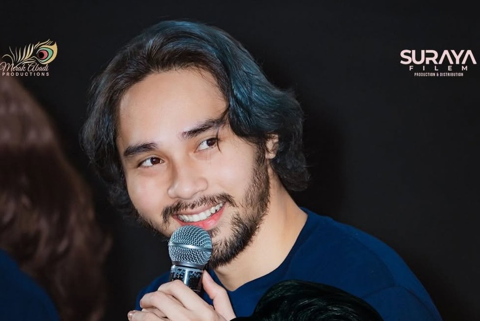 Seringkali tokoh religius dalam film hadir sebagai figur yang kaku dan dogmatis. ‘Air Mata Mualaf’ menawarkan perspektif segar melalui karakter Ustad yang diperankan Achmad Megantara.