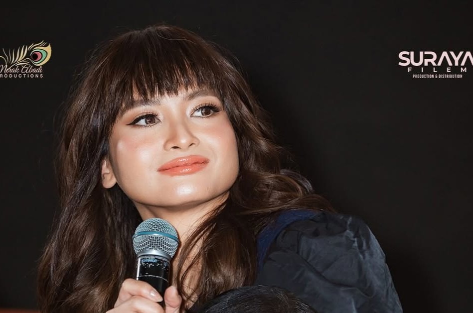 Di pusat cerita adalah Acha Septriasa yang memerankan Anggie, seorang perempuan muda yang berada di persimpangan keyakinan.