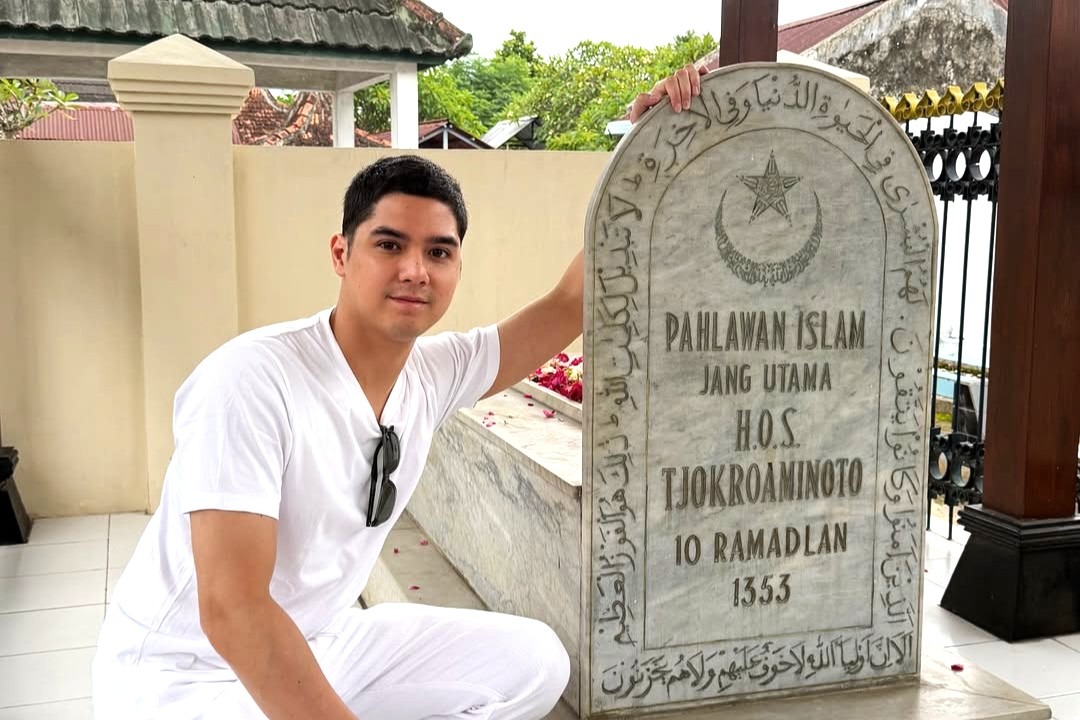 Al Ghazali ziarah ke makam HOS Cokroaminoto