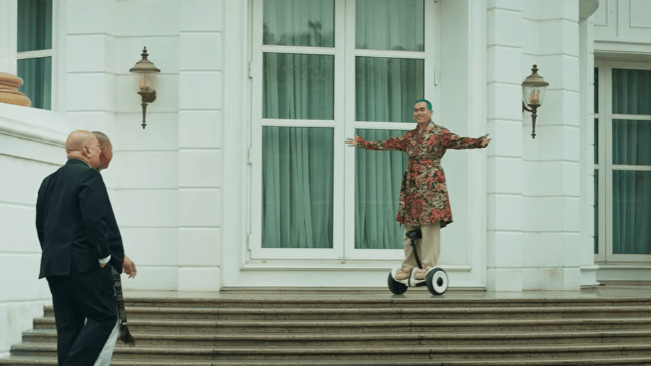 Dalam film ini, Aloy berperan sebagai seorang karakter kaya raya yang dituntut tampil dengan gaya unik, termasuk mengendarai hoverboard.