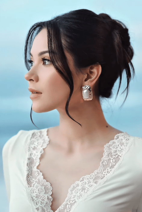 Pesona Alyssa dalam pemotretan ini bukan hanya soal penampilan, tetapi juga aura keibuan yang terpancar jelas.