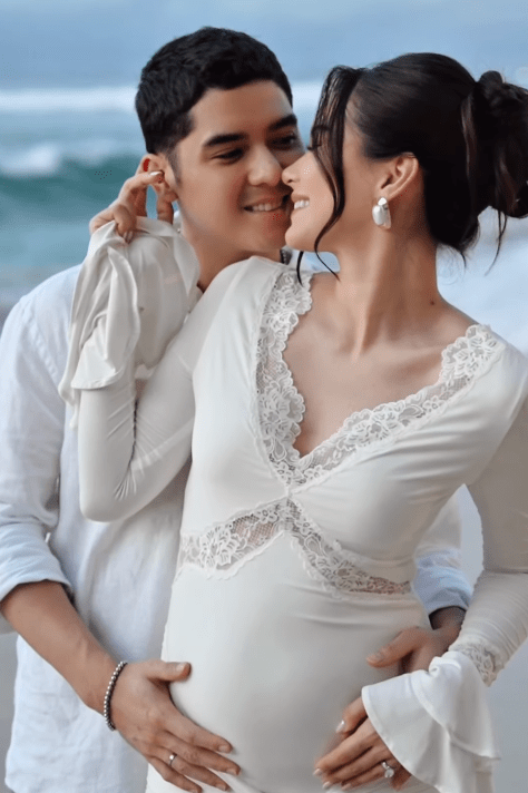 Dalam beberapa foto, Alyssa tampak berpose mesra bersama Al Ghazali.