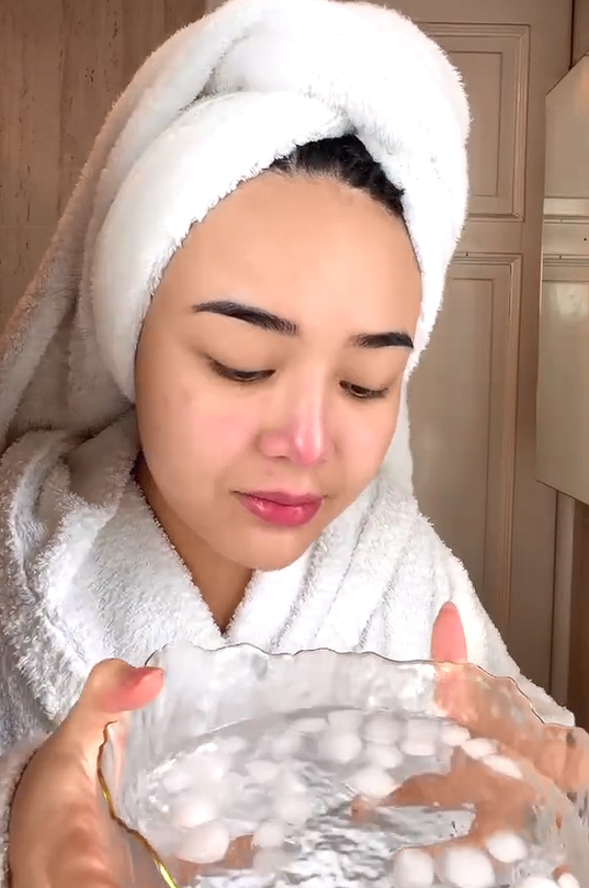 Salah satu tips skincare Amanda yang paling menarik perhatian adalah kebiasaannya merendam wajah dengan air es.