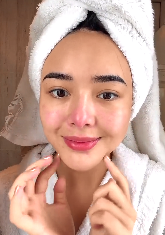 Amanda menggunakan pembersih wajah untuk mengangkat kotoran, lalu melanjutkan dengan toner yang berfungsi menyeimbangkan pH kulit.