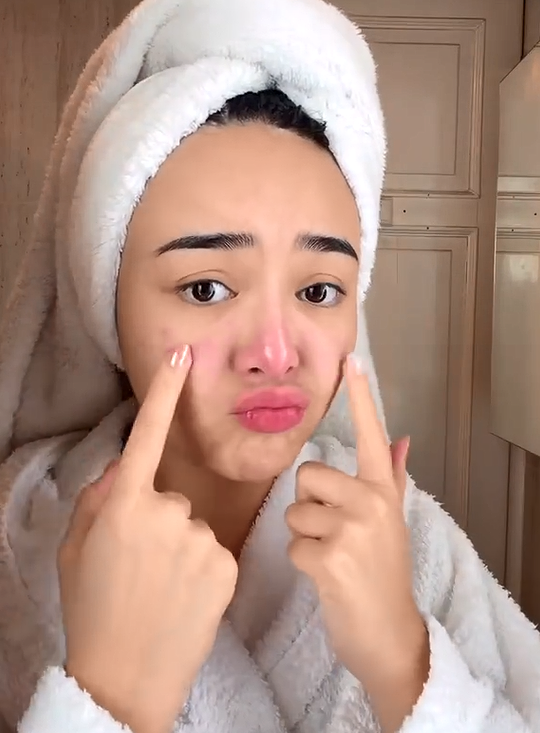 Amanda juga menambahkan penggunaan gua sha sebagai bagian dari rutinitasnya.