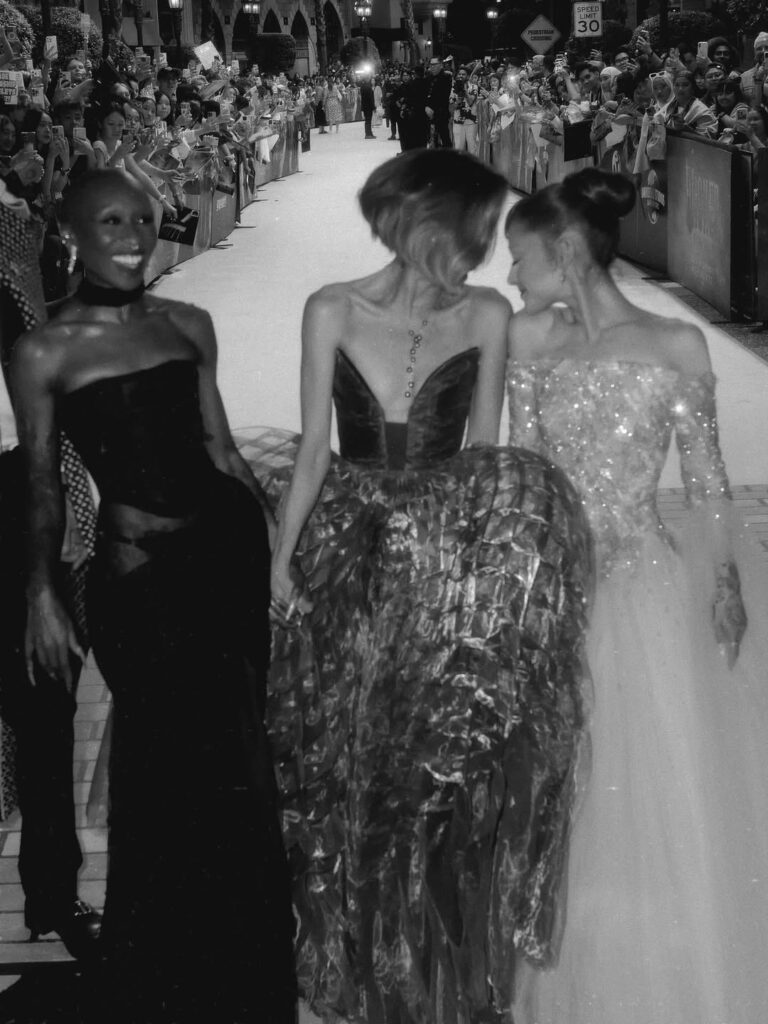 Ariana Grande tampak kaget atas insiden tersebut, namun segera ditenangkan oleh Cynthia Erivo dan Michelle Yeoh yang berada di lokasi.