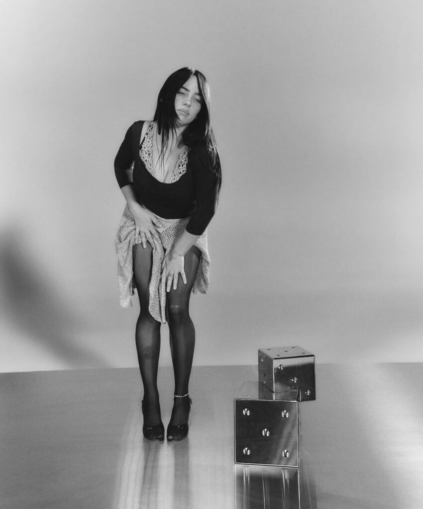 Billie menyampaikan sindiran tajam kepada para miliarder yang hadir di ruangan yang sama, termasuk Mark Zuckerberg.