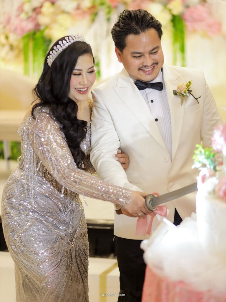 Selain itu, para pesohor dunia hiburan tanah air juga hadir sebagai groomsmen pernikahan Boiyen, di antaranya Andre Taulany, El Rumi, Surya Insomnia, Desta, Vincent Rompies, Stevi Item, dan Eno NTRL.