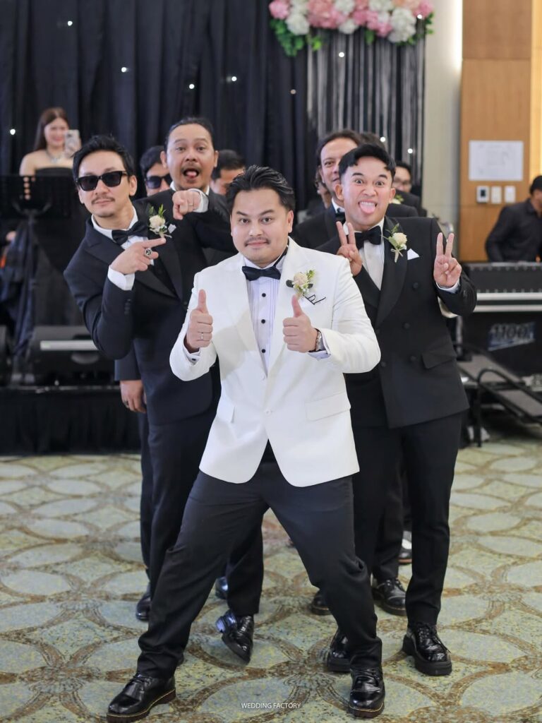 Foto-foto kebersamaan dengan artis papan atas, prosesi akad, hingga detail suvenir dibagikan oleh tamu undangan dan penggemar.