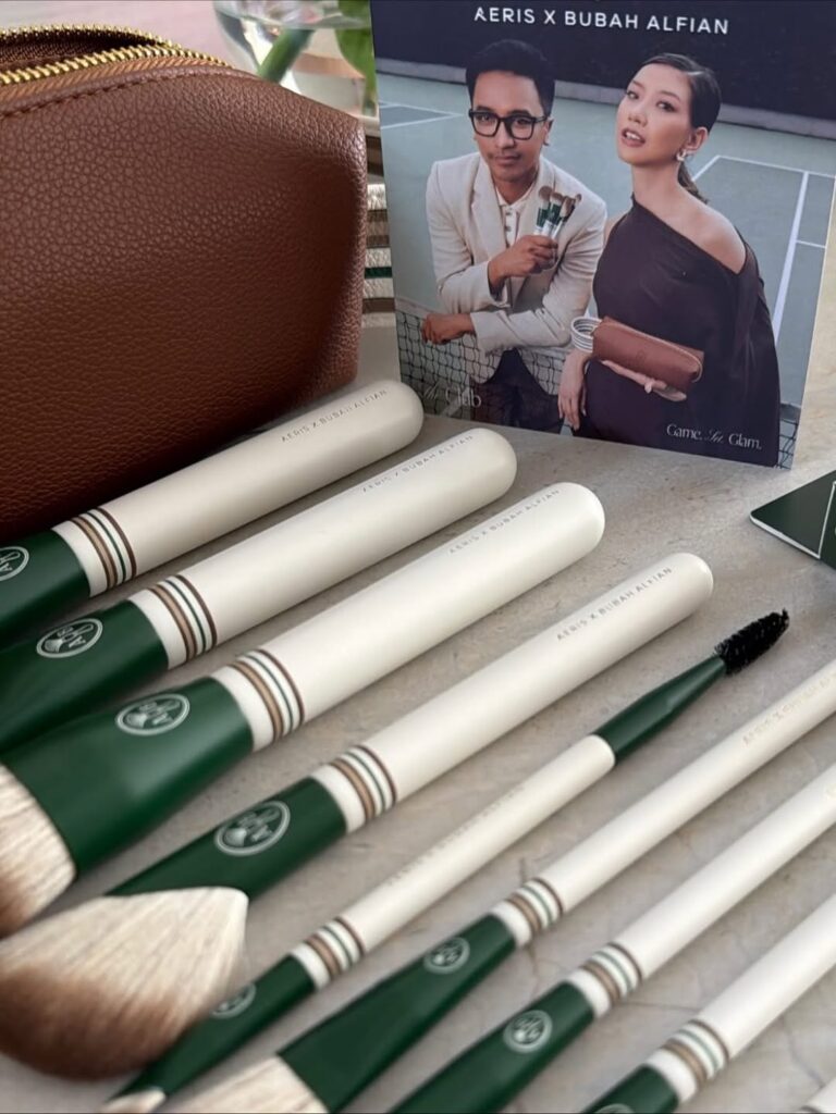 The Club Series terdiri dari 10 brush berkualitas tinggi yang dirancang dengan bentuk ergonomis untuk kenyamanan penggunaan sehari-hari.