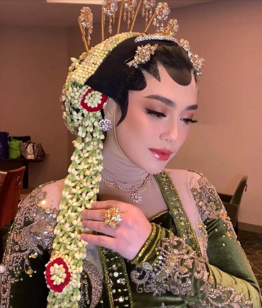Busana yang dikenakan Celine adalah kebaya beludru berwarna hijau lumut dengan detail bordir dan payet keemasan di seluruh permukaannya.