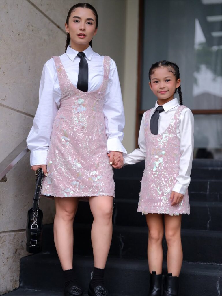 Chelsea Olivia memilih gaya feminin dan elegan saat menghadiri konser bersama putrinya, Nastusha Olivia Alinskie.