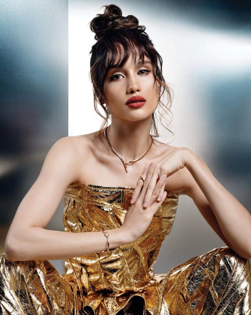 Meski mengalami bullying, Cinta justru tumbuh sebagai siswi berprestasi. 