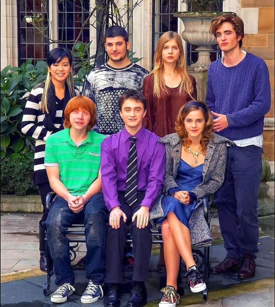 Selain Dominic, Radcliffe juga menyampaikan dukungan kepada pemeran anyar Ron Weasley, Alastair Stout, dan Hermione Granger, Arabella Stanton.