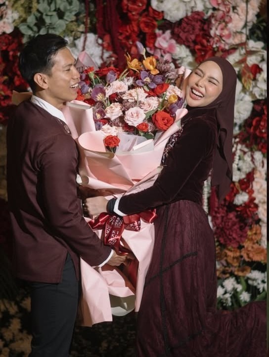 Keharmonisan busana keduanya menjadi sorotan utama dalam momen tersebut.