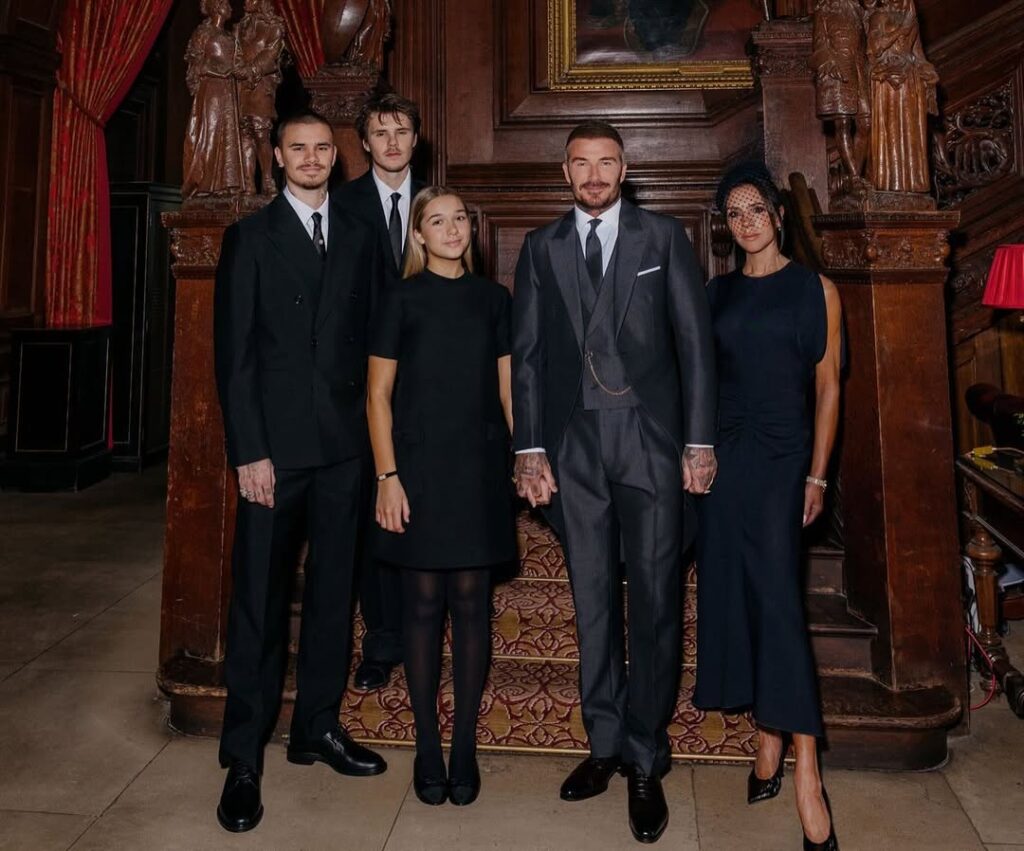 Setelan rancangan Victoria Beckham tersebut menjadi bukti bahwa fashion bisa menjadi bagian dari narasi personal dan sejarah keluarga.