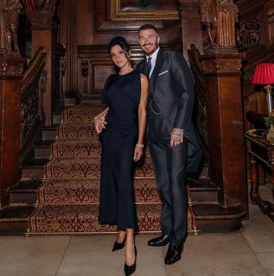 Kini, dengan peluncuran koleksi menswear dan momen bersejarah di Windsor Castle, Victoria Beckham membuktikan bahwa ia mampu bangkit dan menciptakan karya yang tidak hanya indah, tetapi juga bermakna secara emosional dan simbolis.