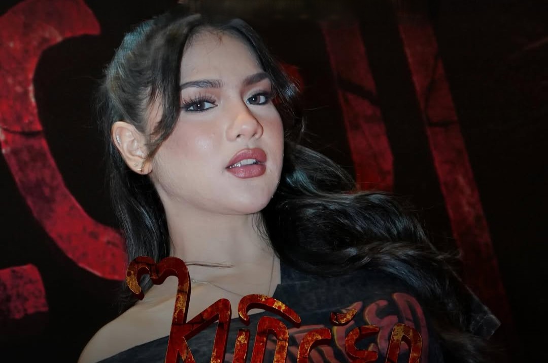 Davina Karamoy berperan di film Kuncen