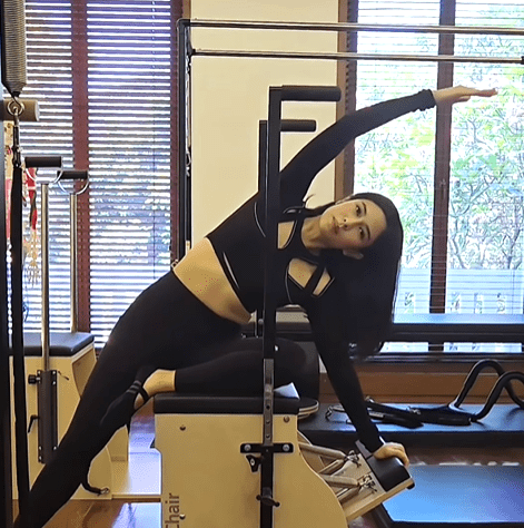 Dian Sastro tampaknya menjadikan pilates sebagai bagian dari gaya hidup sehatnya