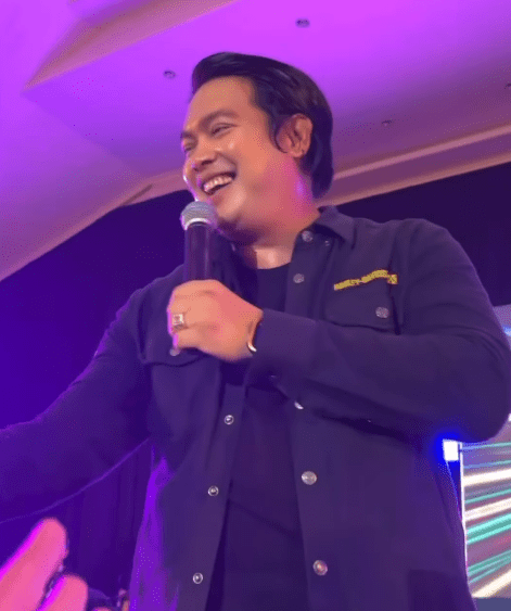 Selain suara yang tetap prima, perubahan fisik Donnie menjadi topik hangat di media sosial. 