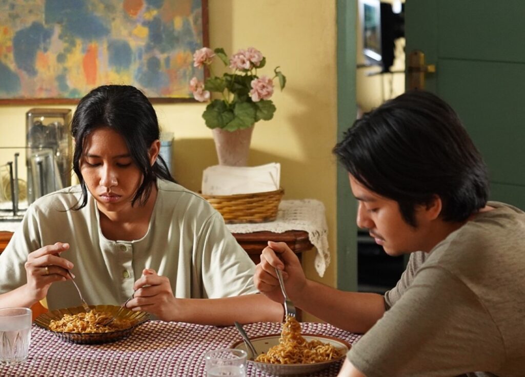 Dilema moral yang dihadirkan membuat penonton merenungkan pilihan hidup, sementara chemistry Angga Yunanda dan Shenina Cinnamon memperkuat daya tarik cerita.